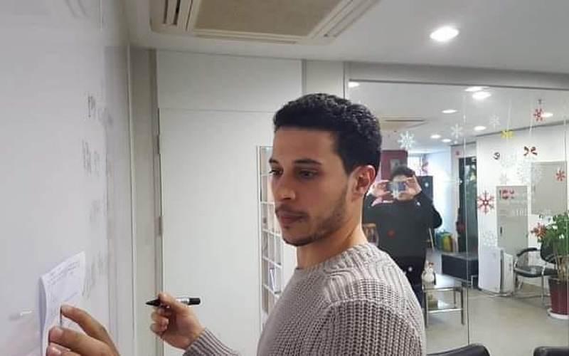 محمد جلال وهو يقوم بتدريس اللغة الكورية الصورة من محمد جلال تم أخذ الإذن للإستخدام.