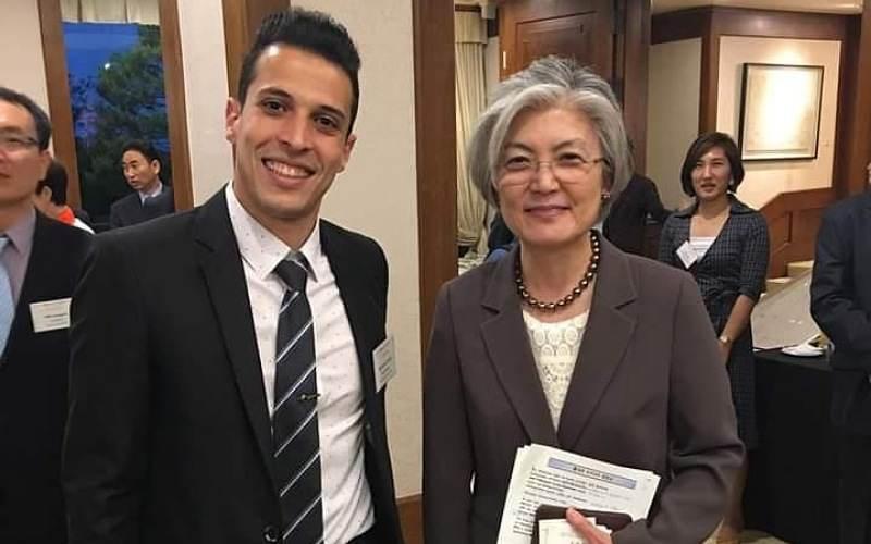 محمد عبد الستار مع وزيرة الخارجية الكورية لعام 2018 وتكريمة عن تدريس اللغة الكورية الصورة من محمد جلال تم أخذ إذن بلإستخدام.