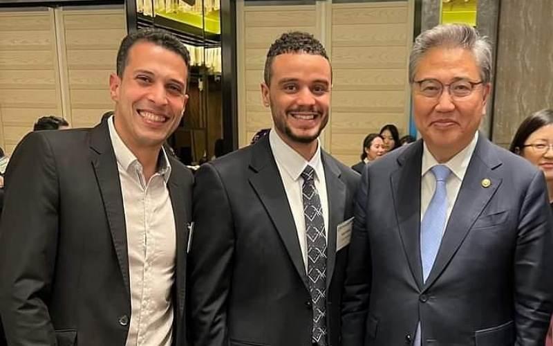 محمد جلال عبد الستار مع وزير خارجية كوريا الجنوبية لعام 2023 وتكريمة للمرة الثانية لتدريس ونشر الثقافة الكورية الصورة من محمد جلال تم أخذ الإذن بلإستخدام.