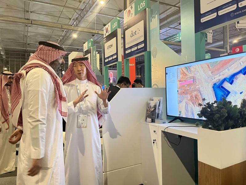 تهدف المنصة الافتراضية لآنجيلز وينج إلى حل مشكلات مواقع البناء عن بعد وتوفير قاعدة بيانات دقيقة عن طريق طائرات درون في بناء المدن الذكية وسرعة تقديم المساعدات في حالة الكوارث، بيتر بارك من داخل الجناح الكوري بملتقى بيبان 23 (الصورة من آنجيلز وينج)
