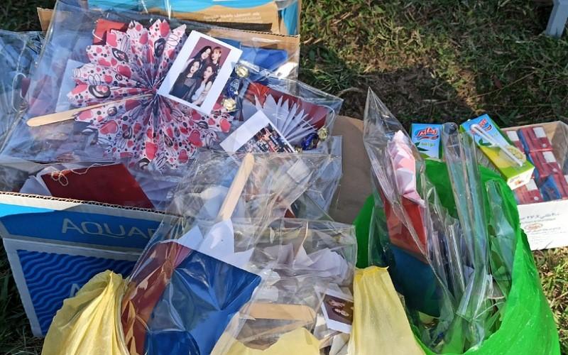 الصورة توضح الهدايا المقدمة للحضور (الصورة من ندى الباشتلي و لدينا الإذن لنشرها)