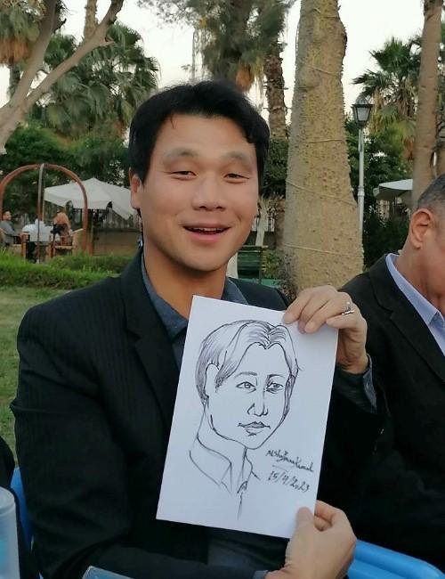 الصورة للسفير الكوري هونج جين-ووك مع رسمته الكاركيترية (الصورة من ندى باشتلي ولدينا الإذن لنشرها)