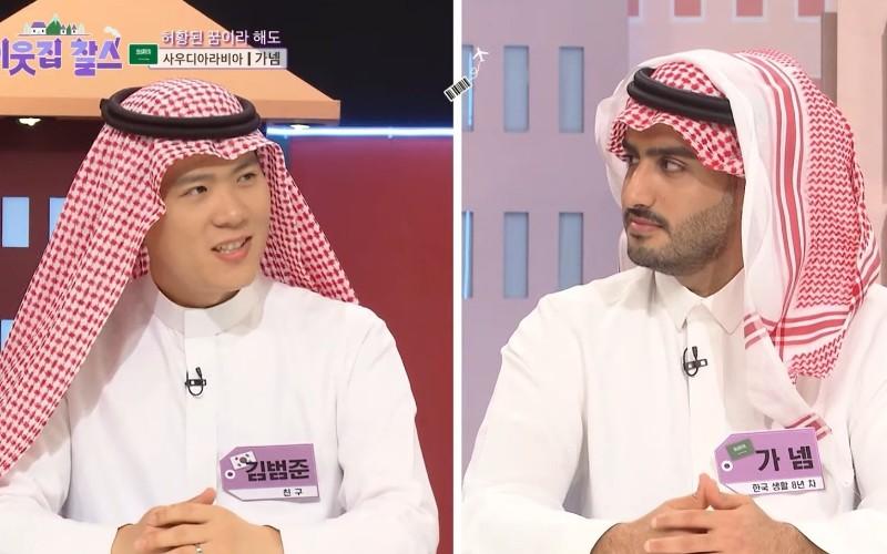 غانم الشمري أثناء حلقته في برنامج جاري تشارلز على قناة 'كي بي اس' الكورية باللباس السعودي مع صديقه الكوري (الصورة لقطة شاشة لبث البرنامج على القناة الرسمية على اليوتيوب لقناة 'كي بي اس' الكورية مع حفظ حقوق الصور للقناة)
