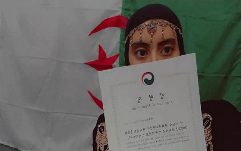 (الصورة تظهر المراسلة الفخرية عنان شيماء مع شهادة التعيين كمراسلة فخرية قبل بداية الحفل (الصورة من تصوير المراسلة الفخرية عنان شيماء