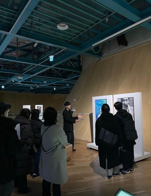 صورة للمصور يانغ هي جين أثناء استقباله وشرح أعماله لزوار المعرض (حقوق ملكية الصور محفوظه للمصور يانغ هي جين)