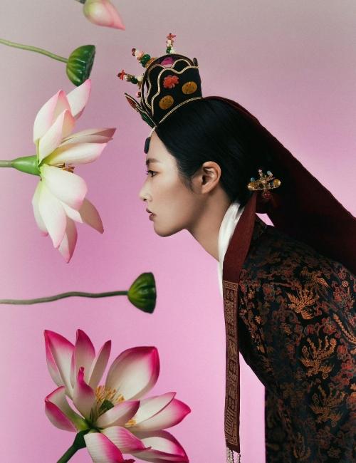 صورة أخرى لعمل 'مانغيانغ' هو العمل الذي استلهم منه المصور من قصة 'شيم تشونغ' مع ملاحظة وجود العناصر الطبيعية متمثلة في زهور اللوتس وارتداء الهانبوك والاهتمام بالألوان الخمس الكورية(حقوق ملكية الصور محفوظه للمصور يانغ هي جين)