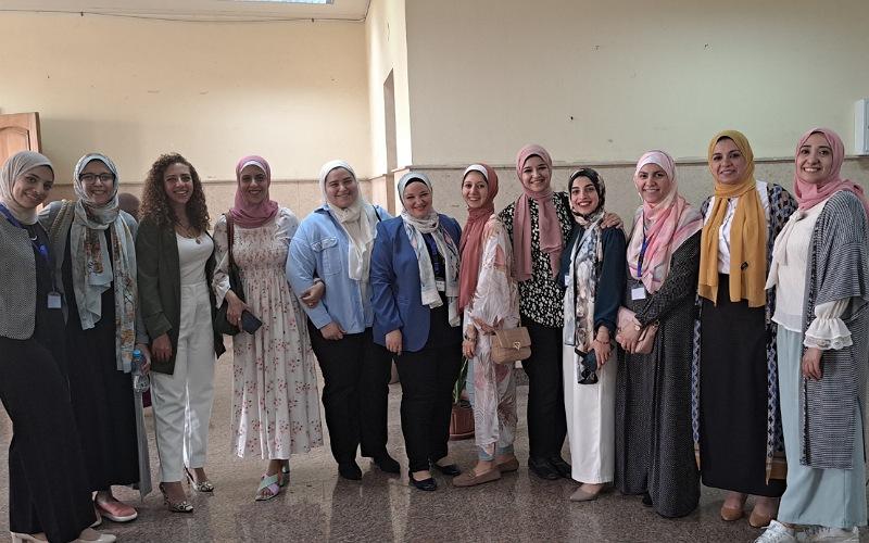 صورة لأعضاء هيئة التدريس بقسم اللغة الكورية أمام قاعة الترجمة الفورية (الصورة من ياسمين مدحت أحمد)