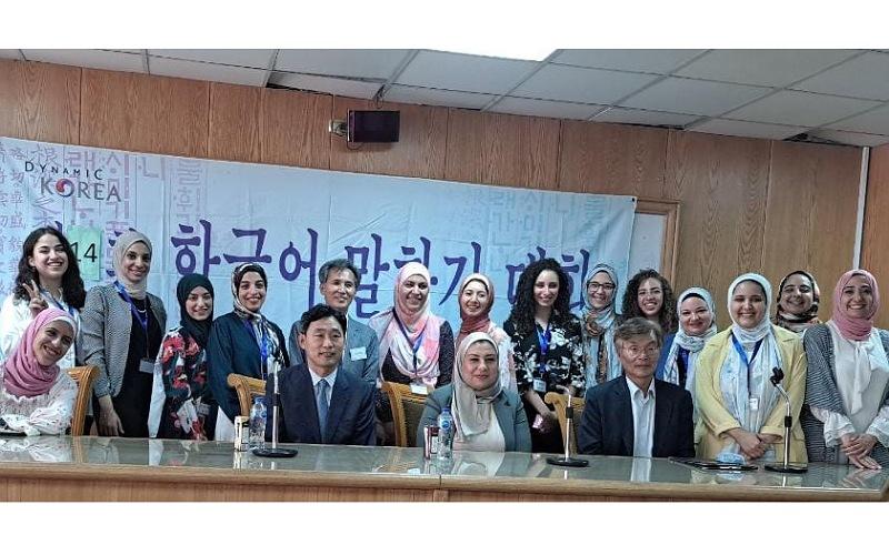 صورة لأعضاء هيئة التدريس بالقسم مع الدكتورة (سلوى) والمستشار الثقافي وأعضاء لجنة التحكيم (الصورة من ياسمين مدحت أحمد)