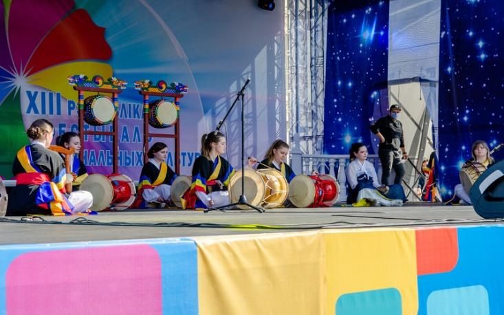فريق 'أريرانج' من حدث 'يوم الثقافة الكورية' في مينسك عاصمة بيلاروسيا لعزف الطبول التقليدية الكورية 'چانجّو' (الصورة من فريق 'أريرانج')