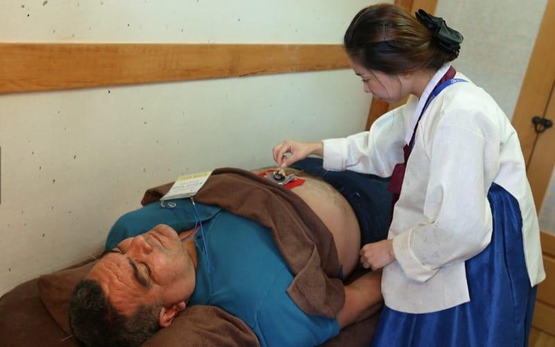 صورة من كوريا نت ‘موقع فليكر’ توضح ما استطاع أن يجربه الزوار من صور الطب التقليدي في مدينة ‘سانتشون’ أثناء الإكسبو عام 2013