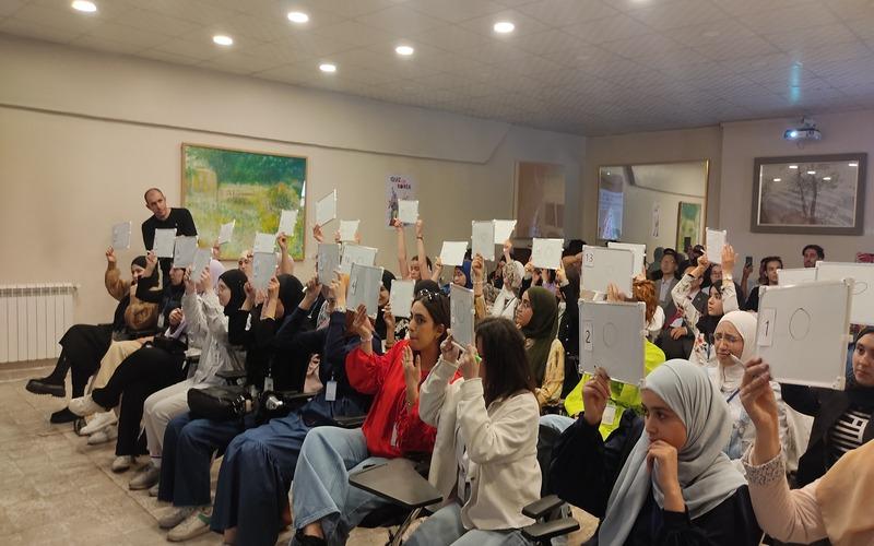 المتسابقون يجيبون عن الأسئلة (الصورة من الصفحة الرسمية على الفايسبوك للسفارة الكورية بالجزائر)