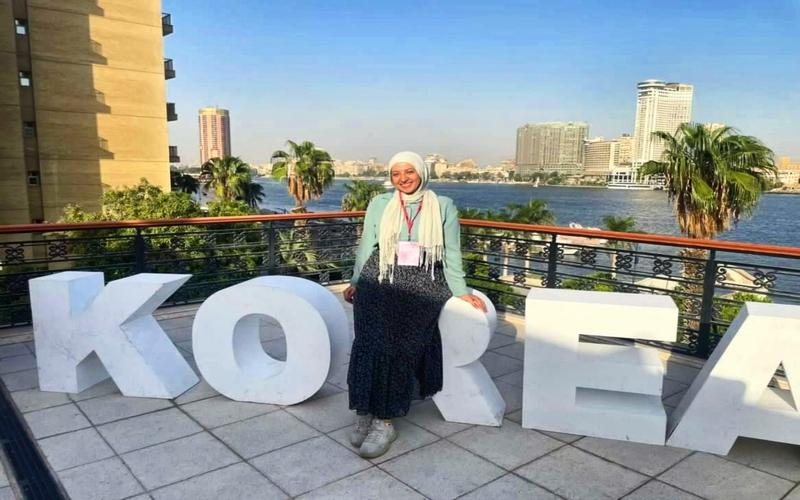 صورة لسمية أثناء مشاركتها كفنانة كاليجرافي لفعالية أسبوع الكتاب الكوري المنظمة من قبل المركز الثقافي الكوري بمصر (الصورة من سمية طارق سيد عباس)