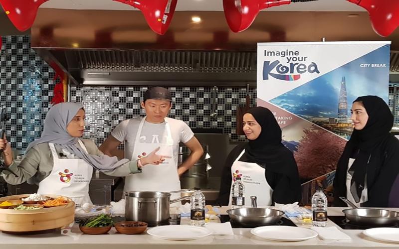 على جهة اليمين ’الآء العوضي‘ مؤسسة ورئيسة نادي ’تشويقو الكوري‘ وعلي جهة اليسار المذيعة ’أشواق العتولي‘ في مهرجان المطاعم الحلال في كوريا التي تقدمه هيئة السياحة الكورية الوطنية وكانت الحلقة بث مباشر على صفحة ’كتو_دبي‘(هيئة السياحة الكورية الوطنية)على الإنستجرام وفي هذه الحلقة تم طبخ طبق ’البيبيمباب الكوري‘.(مصدر الصورة: ’الآء العوضي‘ وتم الحصول على الإذن لإستخدامها من ’الآء العوضي‘).