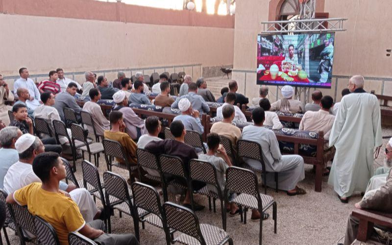 تجمع أهالي مركز الوقف من قرية القلمينا بمحافظة قنا صعيد مصر لمشاهدة الحلقة الأولى من برنامج لوغاريتم كوريا (الصورة من الإعلامي أحمد فايق)