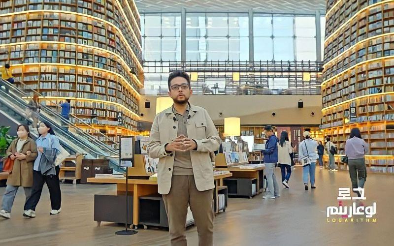 الصورة تظهر تصوير البرنامج من داخل مكتبة 'ستارفيلد' في مركز التسوق العالمي 