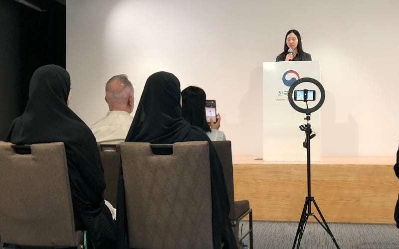 كيم شيون خلال الكلمة الخاصة بها عن معرضها الفني ‘نعمة الحياة‘ في المركز الثقافي الكوري أبوظبي. (الصورة من كيم شيون)
