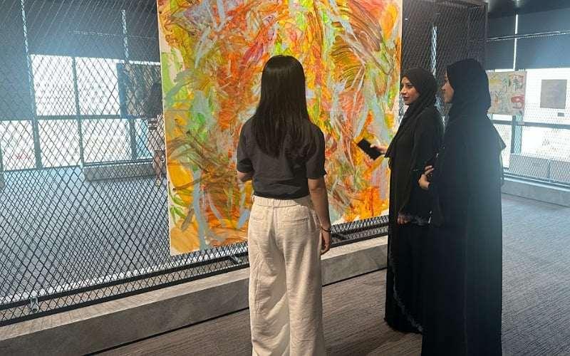 جولة مع زوار معرض نعمة الحياة في أبو ظبي وحوار مع الفنانة كيم شيون. (الصورة من كيم شيون)