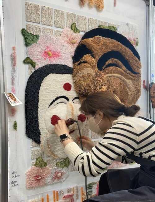 الفنانة بانج چي-وون أثناء عملها في رسم 'هاهويتال' بالخصل وكانت هذه المرحلة هي مرحلة تقليم باستخدام مقص أو آلة نحت لاكتمال جميع أعمال الخصل (الصورة من الفنانة بانج چي-وون وجميع الحقوق محفوظه لها)