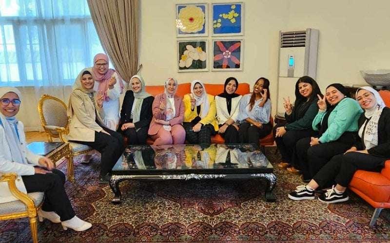 صورة إيمان مع مجموعة الداعمين الرقميين لعام 2023 في منزل سعادة السفير السيد كيم يونج هيون الصورة من إيمان مع الأذن.
