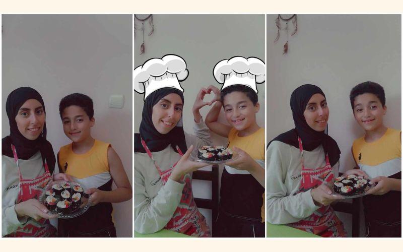 تظهر الصورة المراسلة الفخرية عنان شيماء مع ابن خالتها مع طبق الكيمباب الذي قاموا بتحضيره (الصورة من تصوير المراسلة الفخرية عنان شيماء)