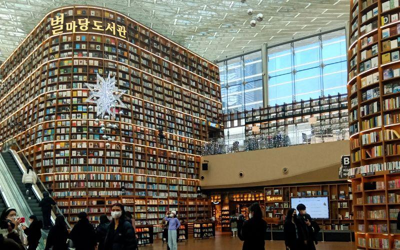 تقع مكتبة ستارفيلد 'بيول مادانغ' في مركز كويكس التجاري، وتضم أكثر من 50 ألف كتاباً في مجالات متنوعة (الصورة من آلاء عاطف عبادة)