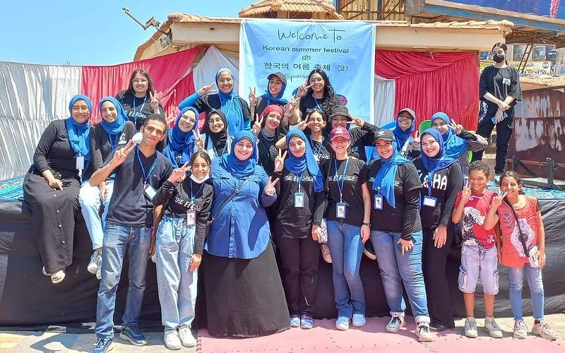 الصورة توضح ندى أنس وشعار متجرها و فريق المتجر (الصورة من ندى أنس)