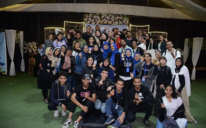 الصورة توضح فريق ذا إيلف شوب مع الحضور في أحد الفاعليات التي نظمتها ندى أنس (الصورة من ندى أنس)