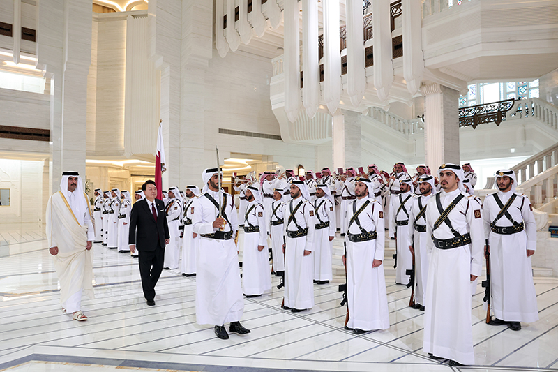 الرئيس يون سوك-يول يمر بمراسم حرس الشرف الرسمية مع أمير دولة قطر الأمير تميم بن حمد آل ثاني وذلك في حفل الاستقبال الرسمي الذي أقين في قصر الديوان الأميري في الدوحة بقطر يوم 25 أكتوبر (بتوقيت قطر).