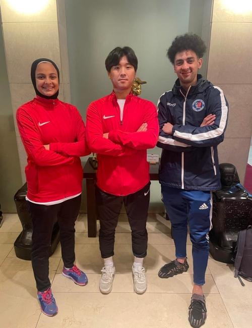 جنة الله حامد مع أخيها والمدرب آن مدرب منتخب مصر للتايكوندو (حقوق ملكية الصور محفوظة لجنة الله حامد)