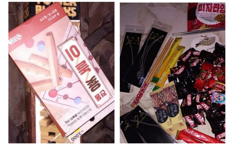 الصورة توضح بعض الهدايا التي تم تجهيزها للفائزين في المسابقات.