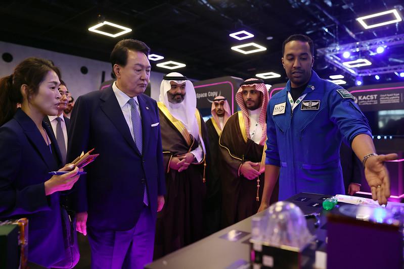 الرئيس يون سوك-يول يتفقد ركن المعروضات قبل حضور منتدى الشراكة الكورية السعودية لتكنولوجيا المستقبل الذي عقد في المعهد الملكي للعلوم والتكنولوجيا بالرياض في المملكة العربية السعودية يوم 23 أكتوبر (بتوقيت السعودية). وفي ذلك اليوم، صرح الرئيس يون في خطابه 