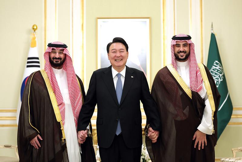 الرئيس يون سوك-يول (في الوسط) يلتقط صورة تذكارية مع وزير الدفاع السعودي خالد بن سلمان آل سعود (على اليمين) ووزير الحرس الوطني عبدالله بن بندر آل سعود بعد اجتماعا عقده مع كلاهما. وفي ذلك الاجتماع، قال الوزير خالد 