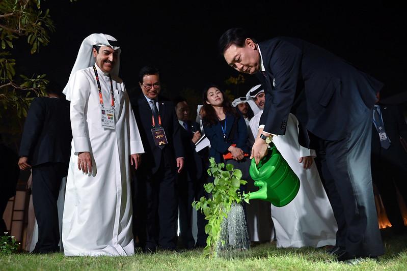 الرئيس يون سوك-يول يحضر افتتاح الجناح الكوري في معرض البستنة الدولي الذي أقيم يوم 24 أكتوبر (بتوقيت قطر) في حديقة البيداء، ويروي شتلة نخيل قطرية أهداها له أمير دولة قطر الأمير تميم بن حمد آل ثاني. (الصورة من كانغ مين-سيوك من المكتب الرئاسي لجمهورية كوريا)