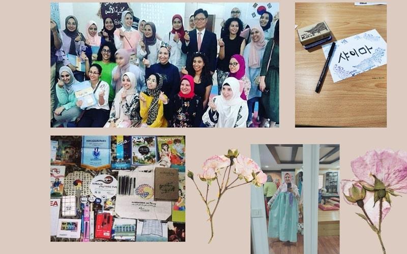 الصورة تظهر صورة جماعية لي مع المتسابقين في مسابقة كويز اون كوريا لعام ٢٠١٨ وصورة لاسم شيماء جمال باللغة الكورية وصورة للهدايا التذكارية الكورية التي حصلت عليها وصورة وأنا ارتدى الهانبوك.