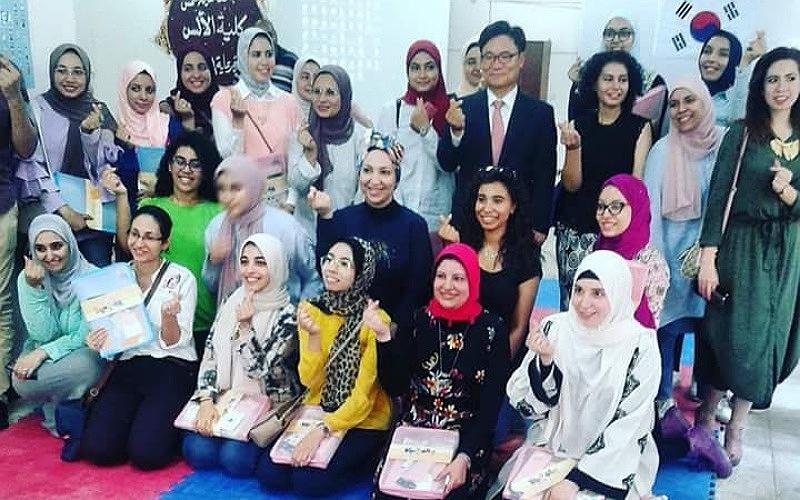 الصورة تظهر مسابقة كويز اون كوريا والمشاركين في عام ٢٠١٨ في كليه الألسن جامعة عين شمس.