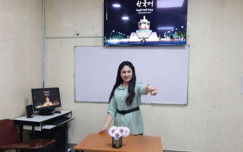 صورة المُعلمة مرام الخطيب أثناء شرح إحدى المحاضرات. (الصورة من مرام الخطيب)