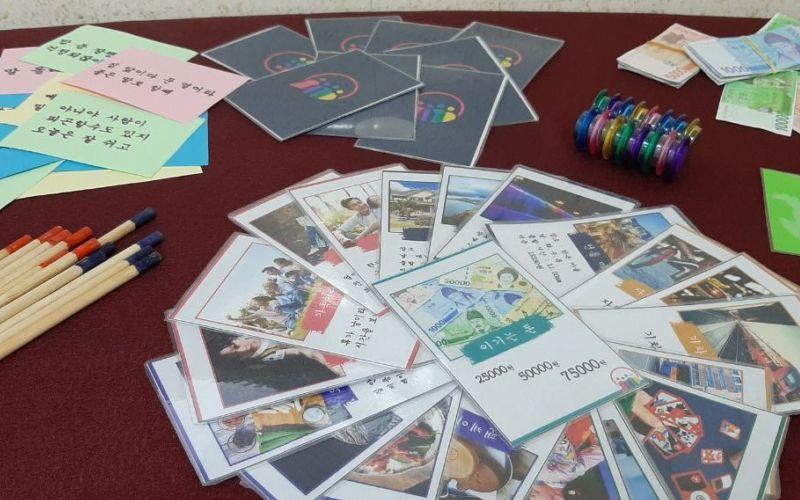 الصورة توضح بعض البطاقات والأدوات المستخدمة في الورش التعليمية. (الصورة من مرام الخطيب)