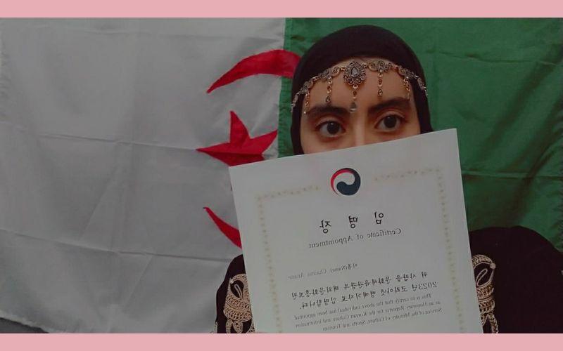 تظهر الصورة المراسلة الفخرية عنان شيماء وشهادة تعيينها خلال حفل الافتتاح (الصورة من تصوير المراسلة الفخرية عنان شيماء)