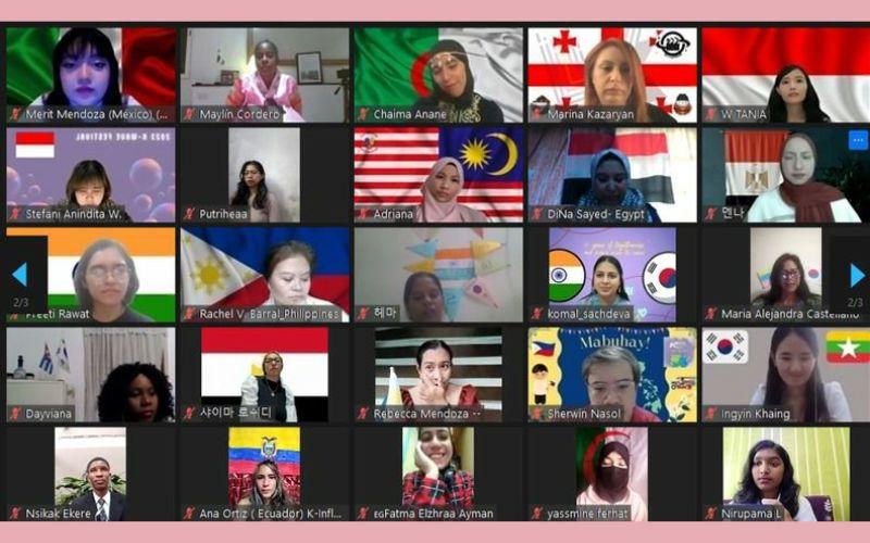 تظهر الصورة مجموعة من السفراء من كل أنحاء العالم الذين حظروا الاحتفال عبر تطبيق الزوم (الصورة من المراسلة الفخرية عنان شيماء)