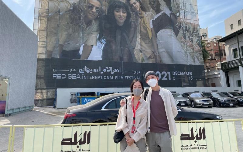 الصورة تجمع فريق استوديو كات كلو أثناء تواجدهم في السعودية لحضور مهرجان البحر الأحمر.