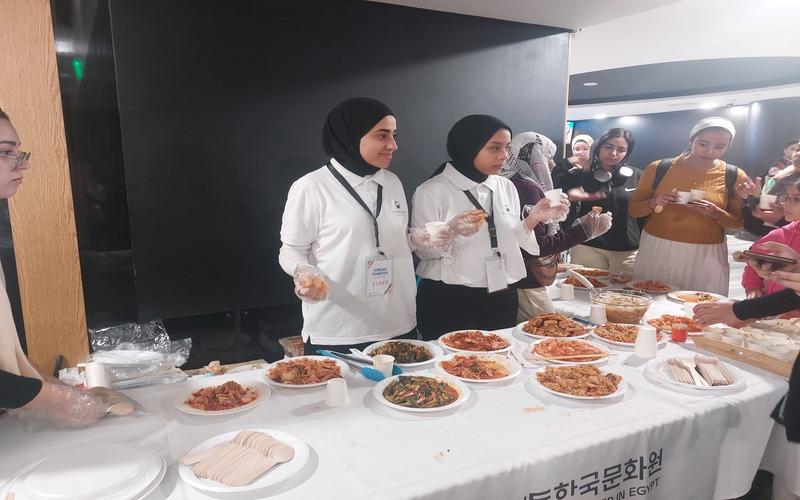 الصورة توضح طاولة فعالية يوم الكيمتشي و إقبال الحضور على التذوق (الصورة من خلود خالد ابواليزيد)