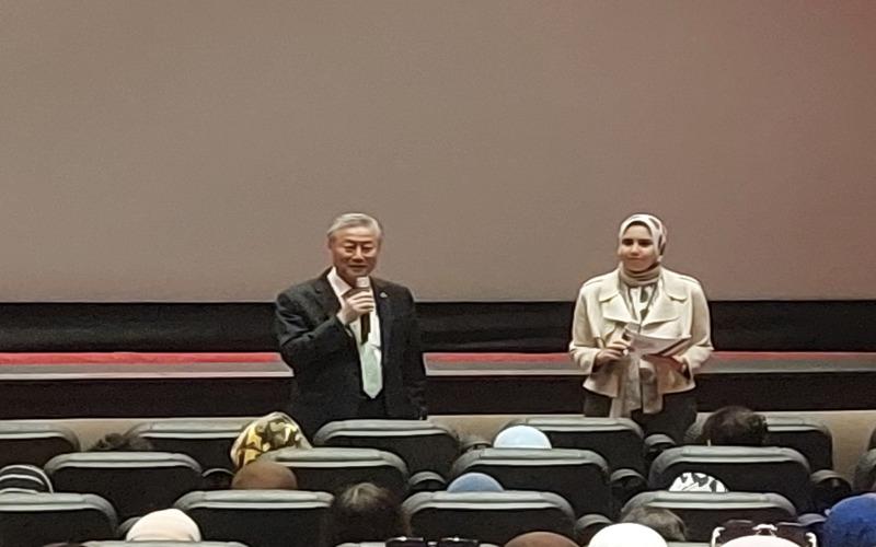 الصورة توضح السفير الكوري كيم يونغ هيون اثناء القاءه كلمته وعلى يمينه المترجمة يمنى (الصورة من خلود خالد ابو اليزيد)