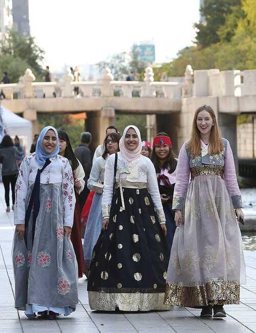 المراسلتان سلوى وإسراء الزيني في كوريا أثناء رحلتهم الأولي مع كوريا نت في عام ٢٠١٦ (الصورة من سلوى وإسراء الزيني)