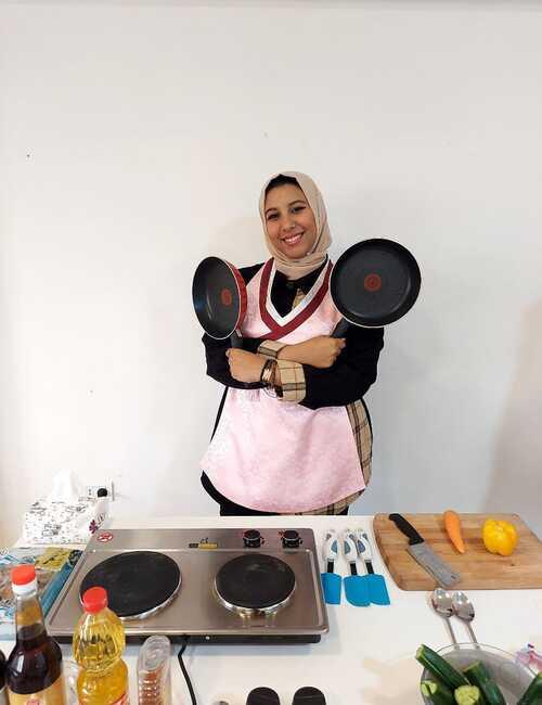 المراسلة دينا سيد اثناء التجهيز لتصوير حلقة الطعام الكوري مع قناة كيه بي اس ورلد (الصورة من دينا سيد)