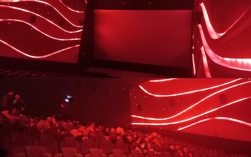 (الصورة تظهر مسرح السينما الذي عرض فيه الفيلم الكوري قبيل بدء الفيلم و أثناء توافد الجمهور. (الصورة من تصوير و تجميع أسيل السيلاوي
