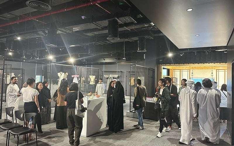 الصورة تظهر جانب من الحضور الكبير لمعرض الفنانة إيمي لي في أبو ظبي. (الصورة من الصفحة الرسمية للمركز الثقافي الكوري في الإمارات)
