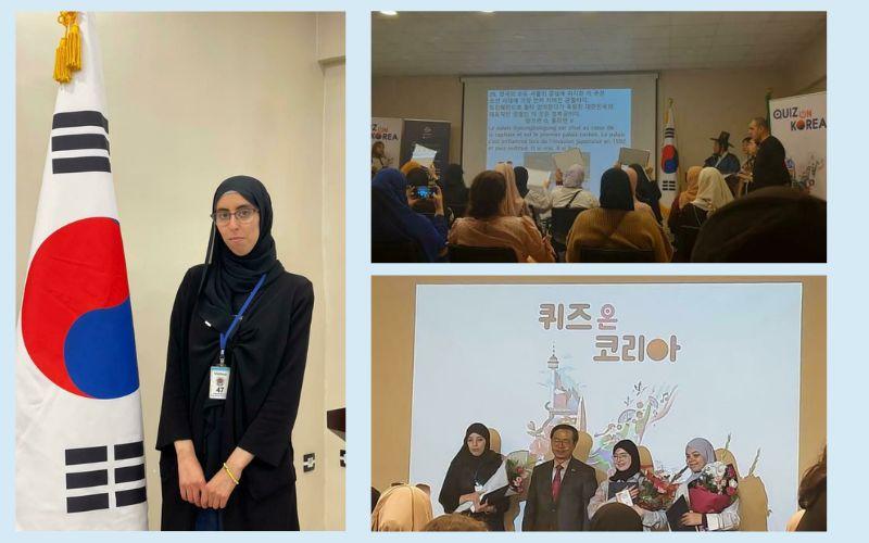 تظهر الصورة المتسابقين يجيبون عن الأسئلة، وتكريم الفائزات الثلاثة في المسابقة، إضافة إلى المراسلة الفخرية عنان شيماء أمام العلم الكوري داخل السفارة (الصور على اليمين من الحساب الرسمي على الفايسبوك للسفارة الكورية في الجزائر والصورة على اليسار من المراسلة الفخرية عنان شيماء)