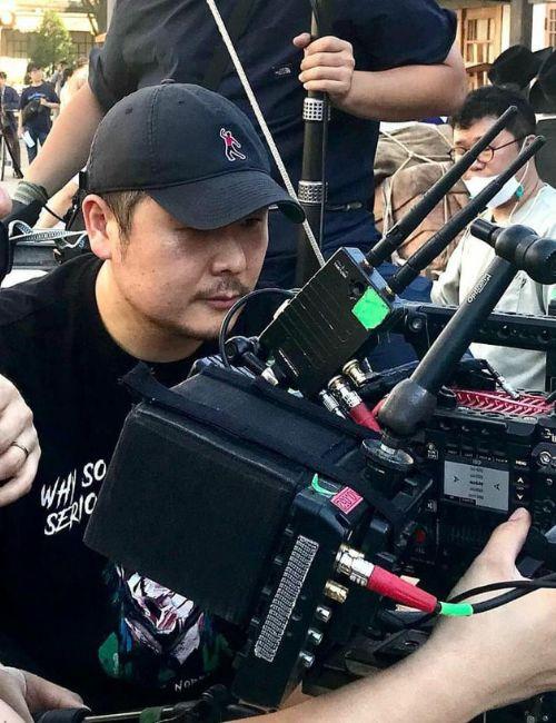 المصور السينمائي ’سونغ يو-هون‘ في موقع تصوير دراما ’مخلوق جيونغسيونغ‘. (الصورة من ’سونغ يو-هون‘ وتم أخذ الإذن لاستخدامها)