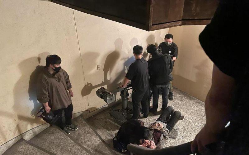 خلف كواليس تصوير مشهد الممثلة ’هان سو-هي‘ في دراما ’مخلوق جيونغسيونغ‘. (الصورة من ’سونغ يو-هون‘ وتم أخذ الإذن لاستخدامها)