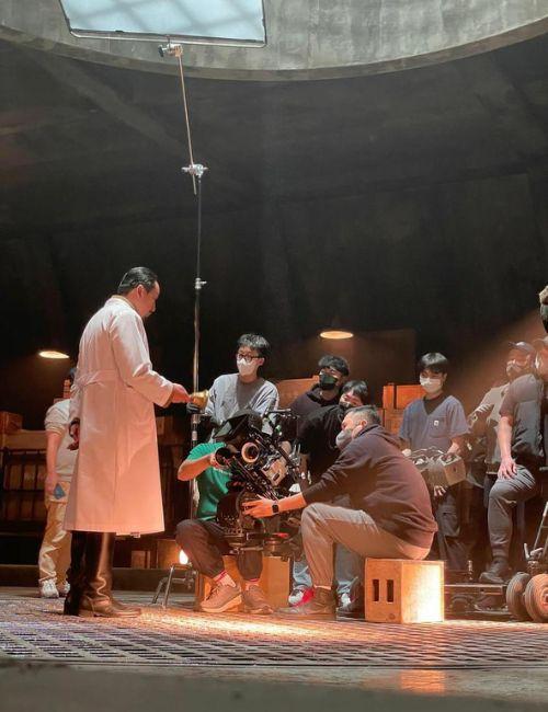 خلف كواليس تصوير مشهد الممثل ’هيون بونغ-شيك‘ في دراما ’مخلوق جيونغسيونغ‘. (الصورة من ’سونغ يو-هون‘ وتم أخذ الإذن لاستخدامها)